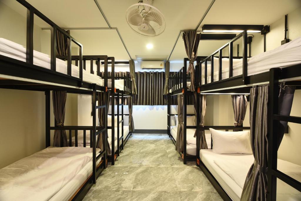 KOKO Party Hostel 18-40