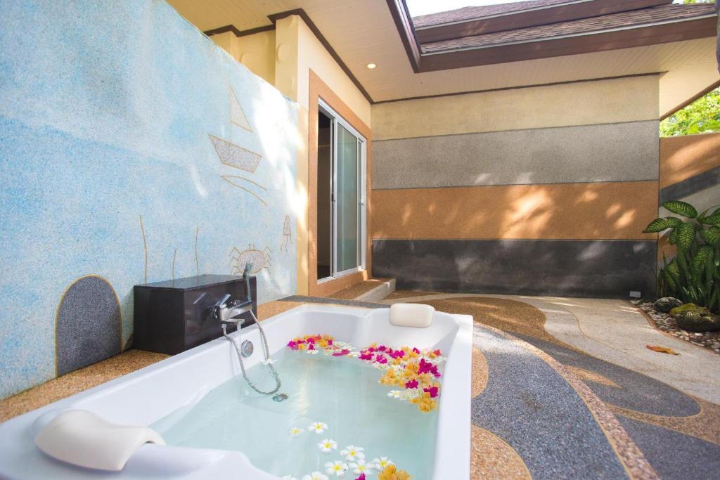 Hotel and Beach Bungalow at Lanta Resort