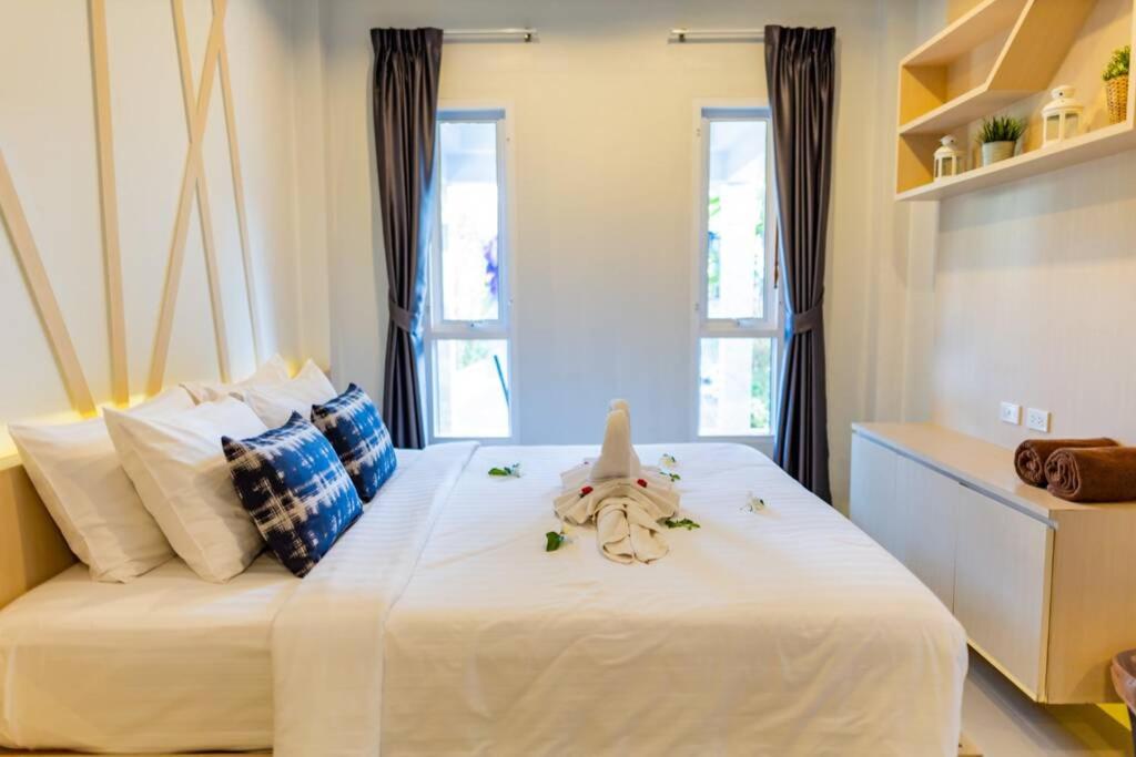 Honeybee Pool Villa Smooth as Silk