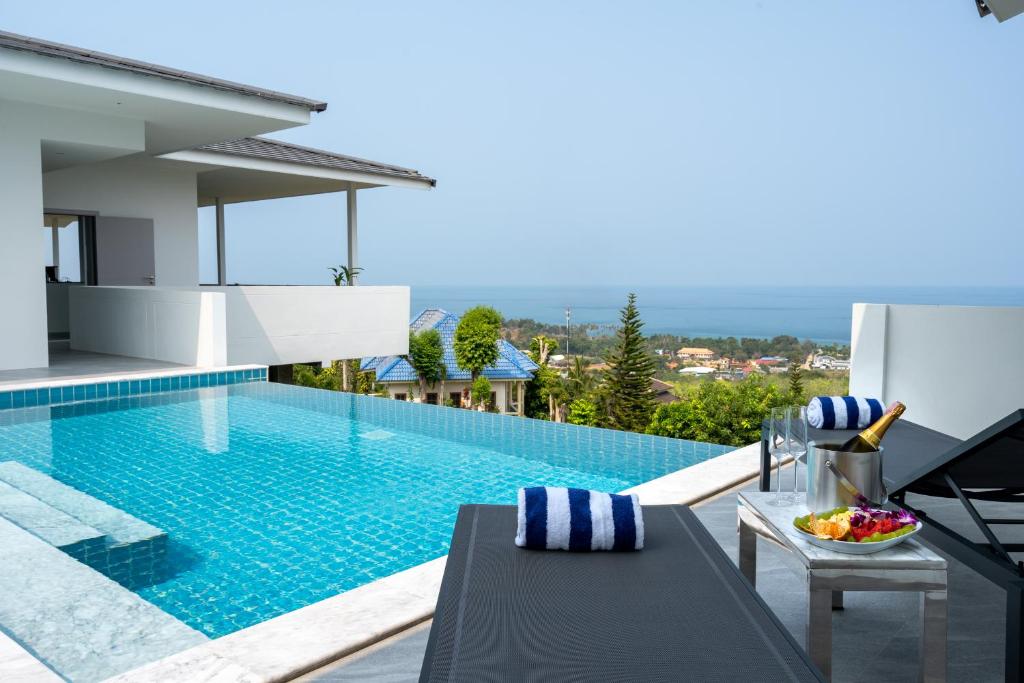 Luxury home with a pool - stunning sea views Luxury home with a pool - stunning sea views