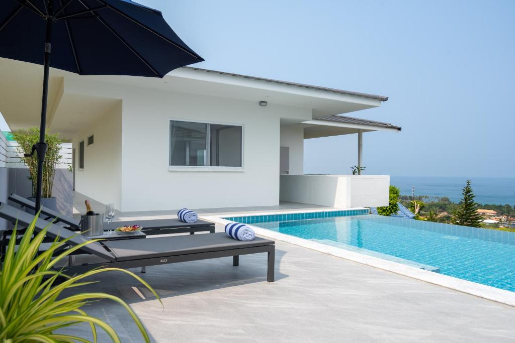Luxury home with a pool - stunning sea views Luxury home with a pool - stunning sea views