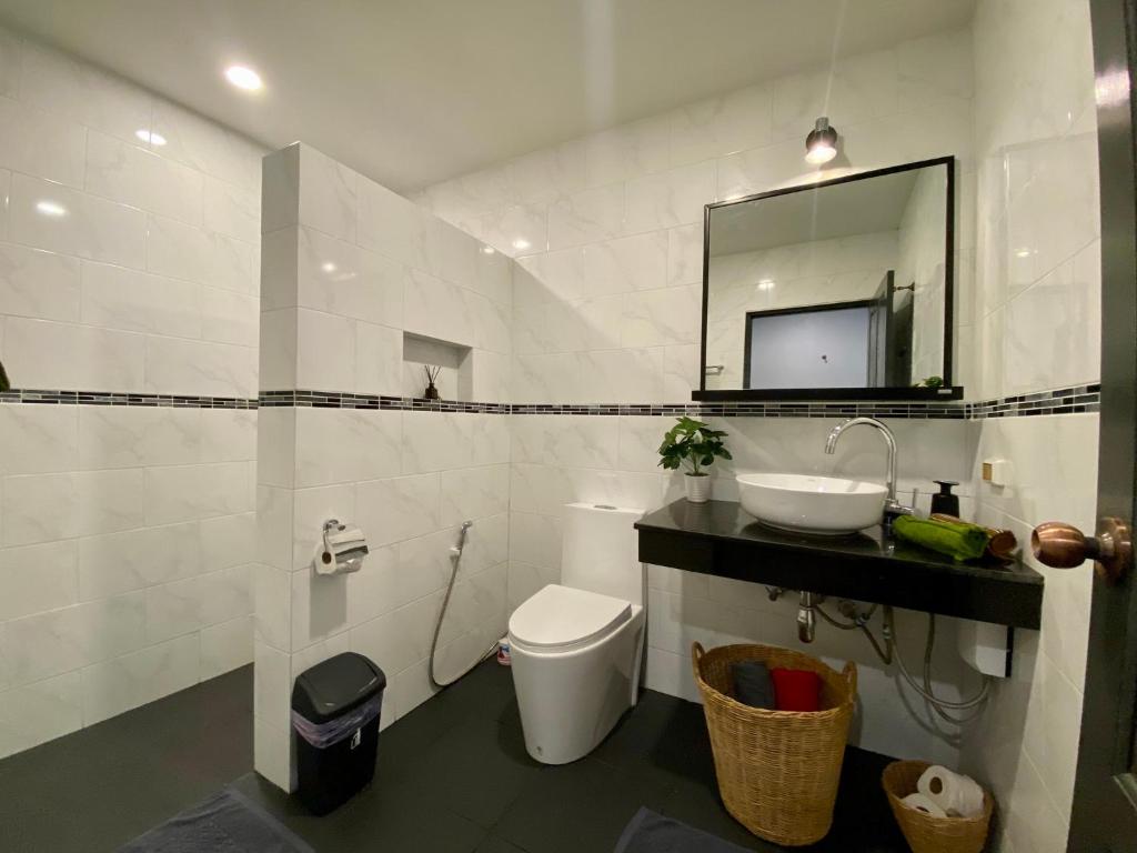 Lanta Sunshine Residence Apt 1 One Bed Apartment with AC and Work Space